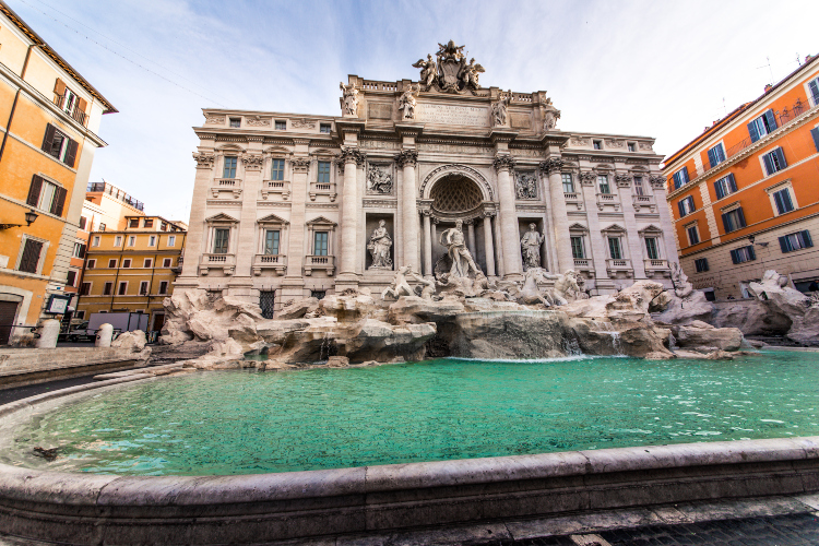 Pogled na čuvenu Fontanu di Trevi u Rimu